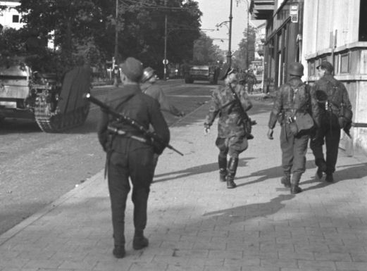 Enkele Duitse soldaten lopen op het Willemsplein