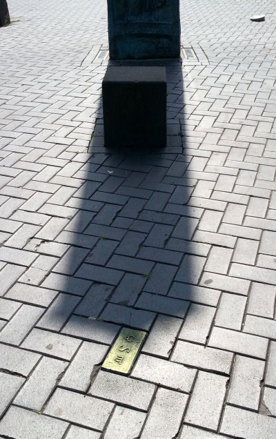 De schaduw valt te ver weg