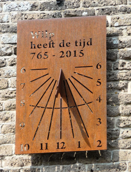De zonnewijzer aan de kerk van Wilp