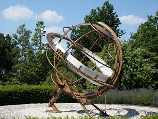 De gerestaureerde zonnewijzer is teruggeplaatst